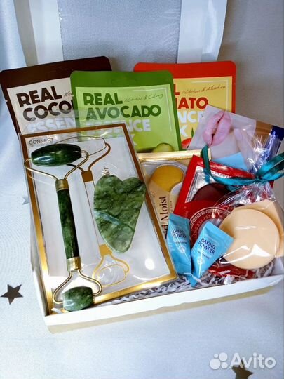 Подарочные наборы / бьюти боксы с косметикой