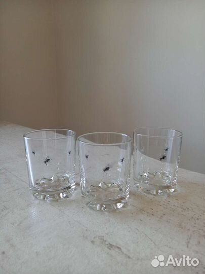 Стакан с мухами