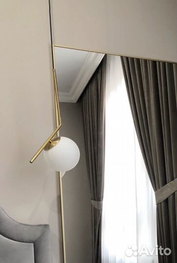 Зеркало в тонкой золотой стальной раме