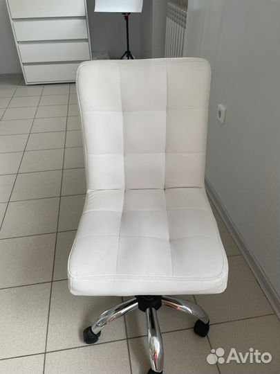 Стул для мастера маникюра на колесиках