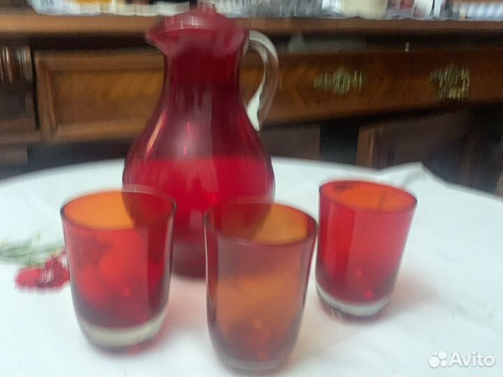 Графин из красного стекла с стаканчиками