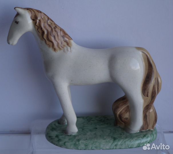 Авторская фарфоровая статуэтка Лошадь,Н.Пензина