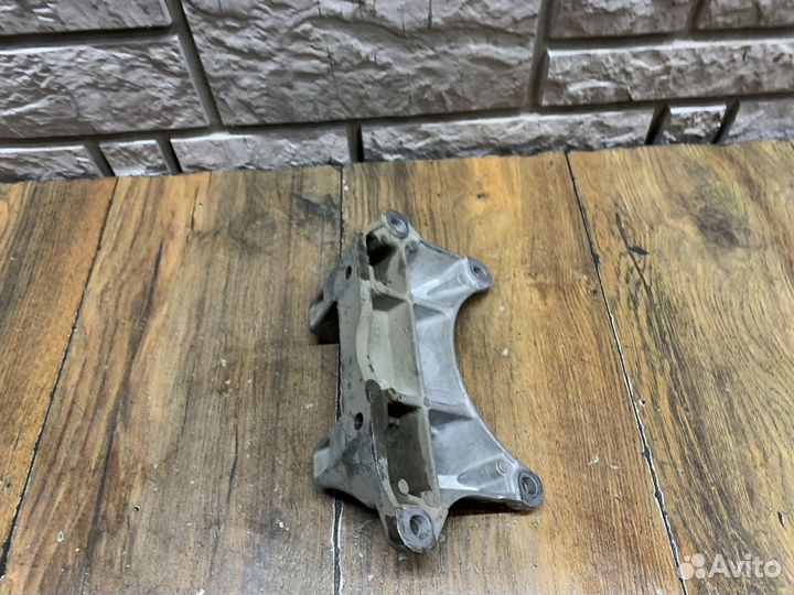 Mercedes Benz S W222 Кронштейн кпп задний