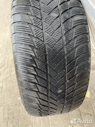 Bridgestone Blizzak LM-001 285/45 R21