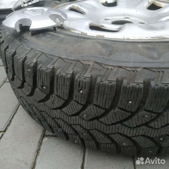 Bridgestone Blizzak Spike-01 215/70 R16