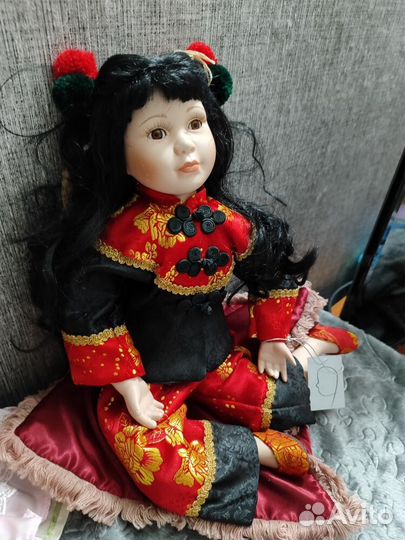 Кукла фарфоровая