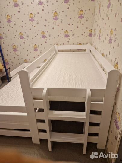 Выдвижная двухъярусная кровать с лестницей