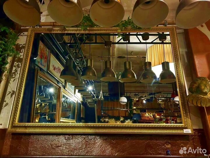 Большое зеркало в багетной раме