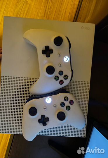 Xbox One S 1TB + 2 геймпада