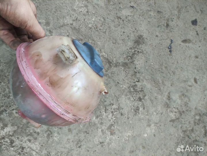 Расширительный бачок Volkswagen Passat B3