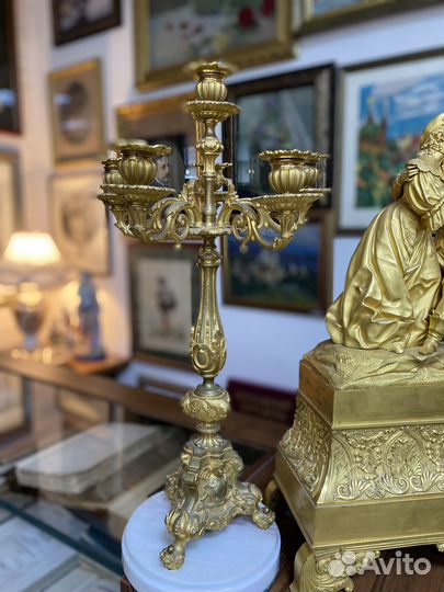 Старинные бронзовые часы с канделябрами