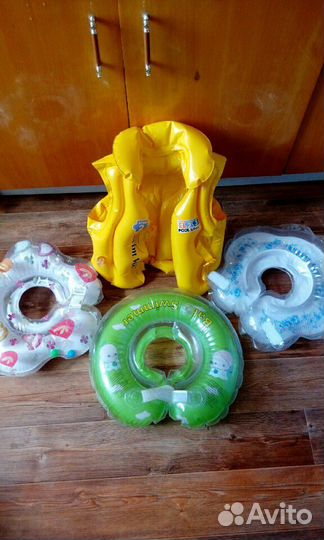 Надувной круг и лодка