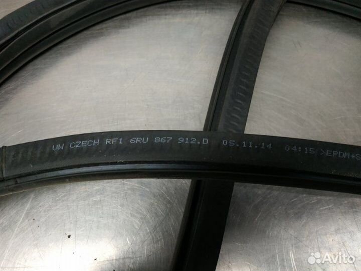 Уплотнитель двери передний правый Volkswagen Polo