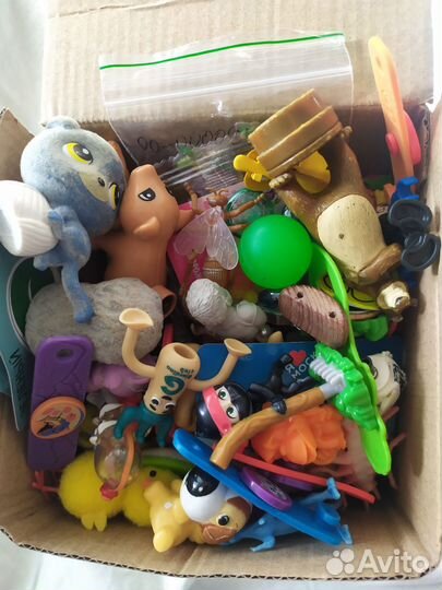 Коробка мелких игрушек киндеров и др
