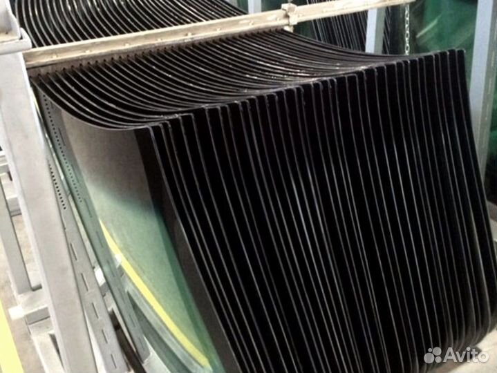 Стекло боковое левое John Deere