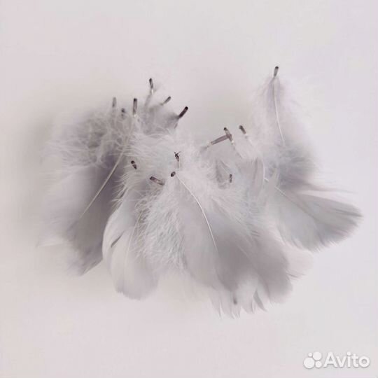 Перья декоративные серые 100 штук