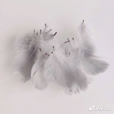 Перья декоративные серые 100 штук