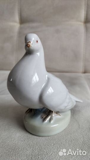 Фарфоровая статуэтка голубь