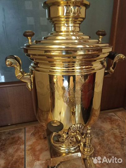 Старинный самовар с медалями