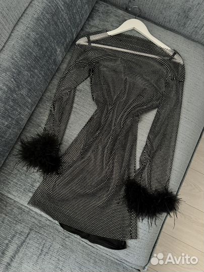 Платье из страз с перьями