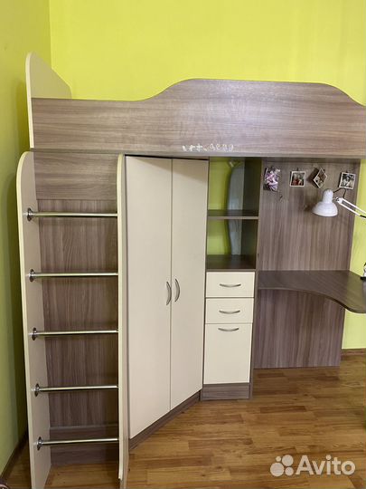 Детская кровать чердак со столом и шкафом