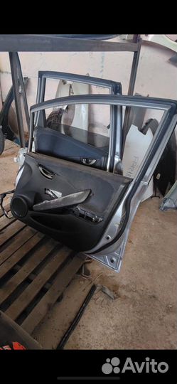 Дверь правая передняя,хонда фит 2011 года