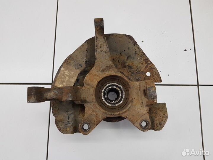 Кулак поворотный передний правый со ступицей