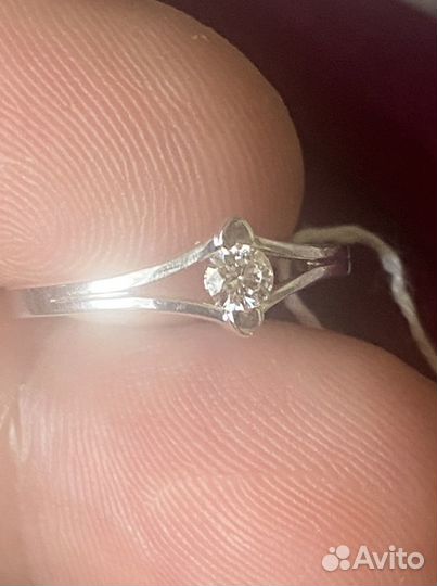 Золотое кольцо с натуральным природным бриллиант