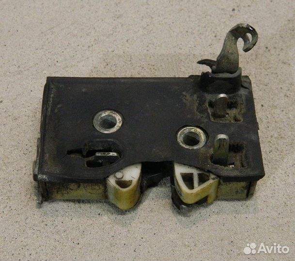 Замок двери задней правой Audi 80 B3