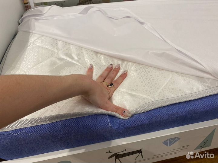 Детская кроватка с бортиком