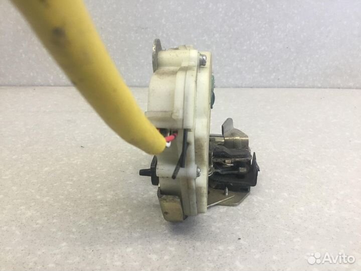 Замок двери задней левой Kia Sorento 2003-2009