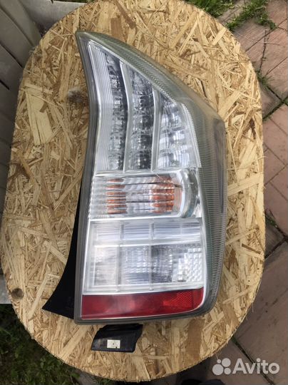 Фанарь задний правый Toyota Prius 30