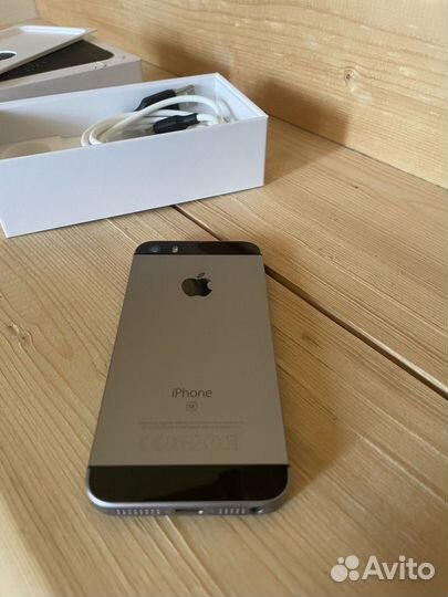 iPhone SE, 32 ГБ