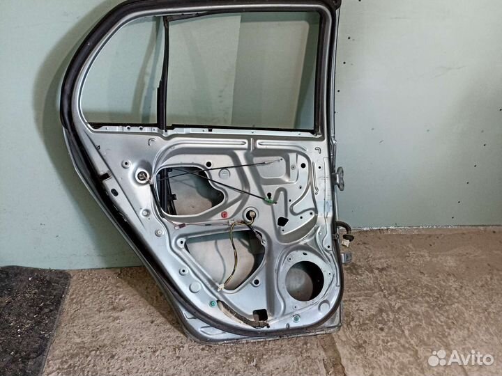 Дверь задняя левая Toyota Vitz SCP90