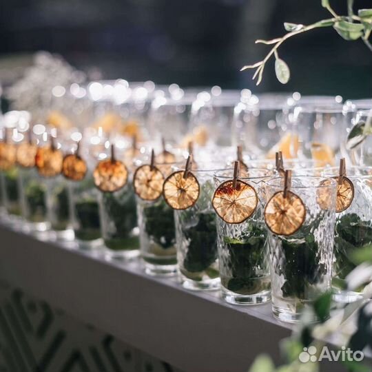 Выездной бар, бармен шоу, пирамида из бокалов