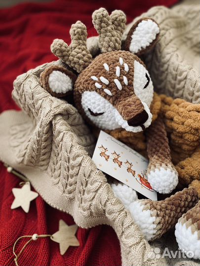 Вязаная игрушка-пижамница олень