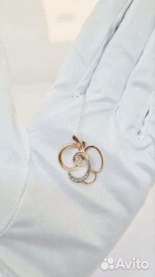 Золотая подвеска с камнем