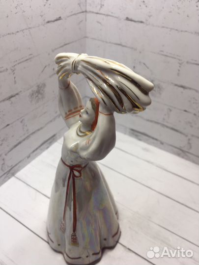 Статуэтка девушка со снопом лфз