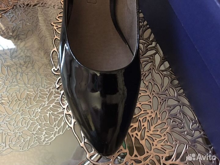 Новые лаковые кожаные туфли лодочки 39 размер