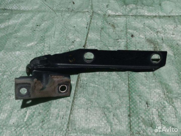 Петля капота левая Audi 80 B3