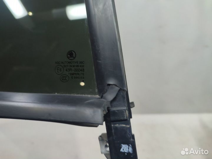 Стекло двери заднее правое Skoda Octavia A7