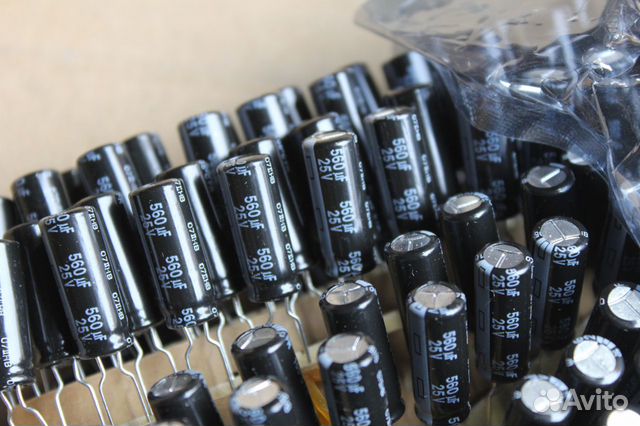 Eeufr1E561L конденсатор