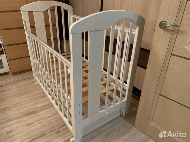 Детская кроватка с маятником