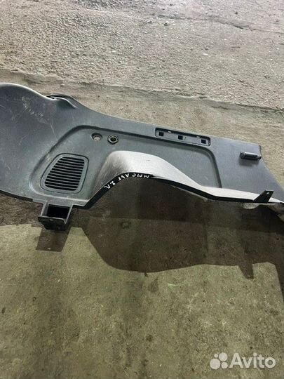 Накладка проема багажника задняя левая Mitsubishi