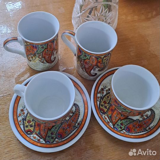 Фарфоровые кружки и чайные пары с восточным узором