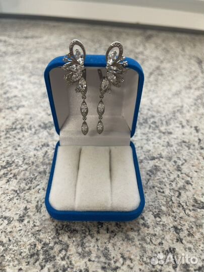 Серебряные серьги с фионитами