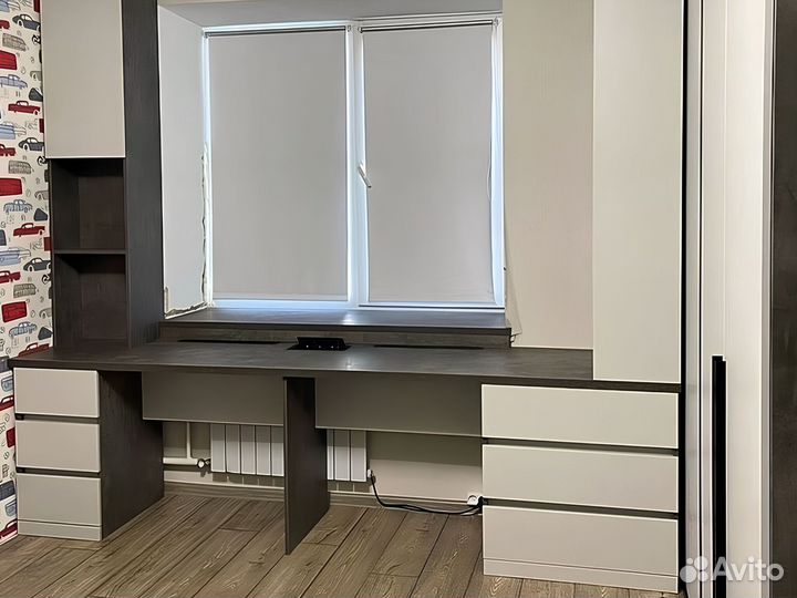 Школьный стол для двоих у окна