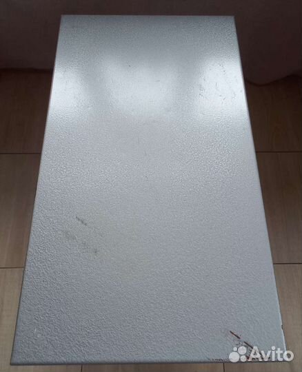 Металлический столик