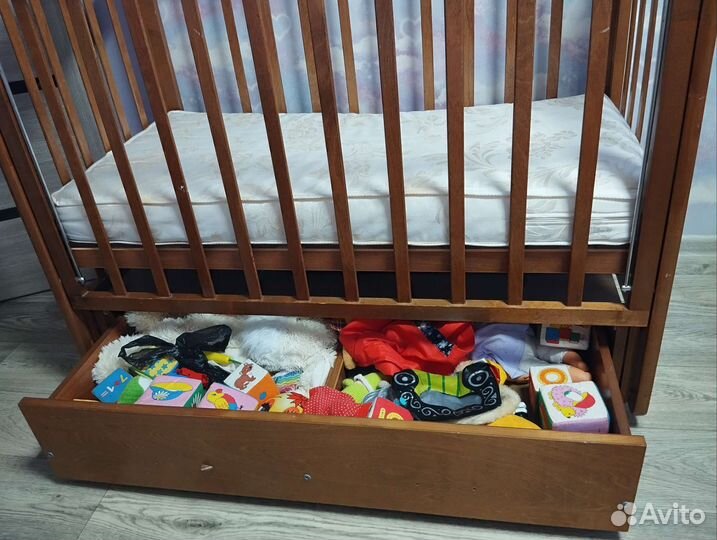 Детская кроватка с маятником и ящиком