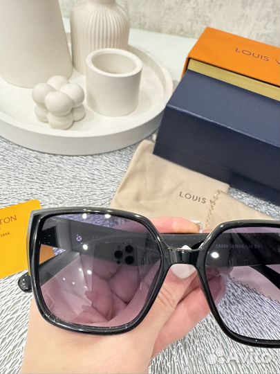 Солнцезащитные очки Louis Vuitton